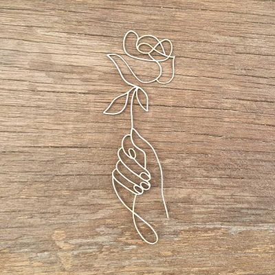 Carton-bois-lineart-fine-main-tenant-une-rose