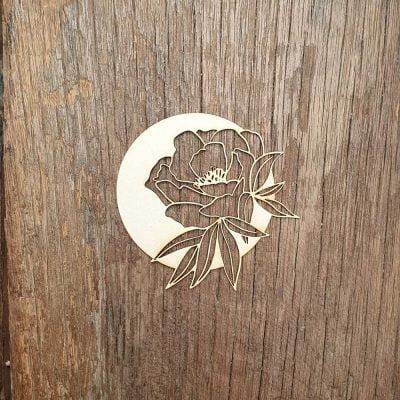 Carton-bois-rond-fleuri-rose